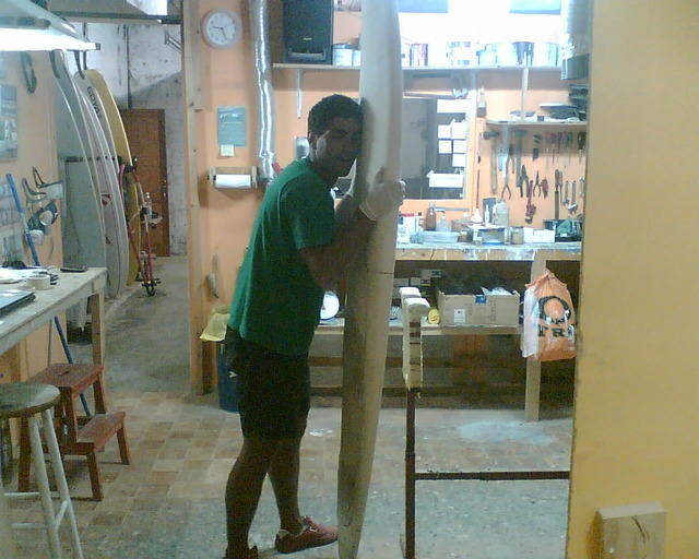 Pons pegando una tabla partida